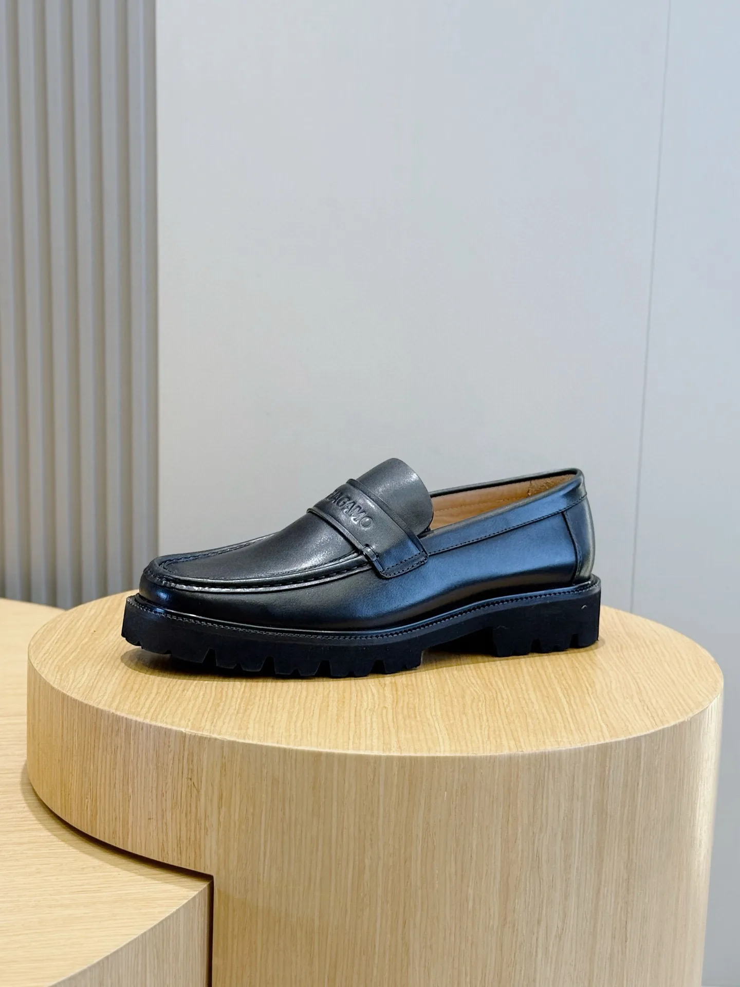 [Ferragamo] Top P: 760💰 Number of yards: 39~44 (38.45. Customized, non-returnable) Ferragamo men's leather derby shoes. The new derby shoes are light in texture and cool in style. They adopt exquisite eyelet uppers and novelly define urban trends. Made of brushed cowhide, it has a plump and rounded toe box and is decorated with delicate wingtip decorative details. Imported cowhide + cowhide lining.